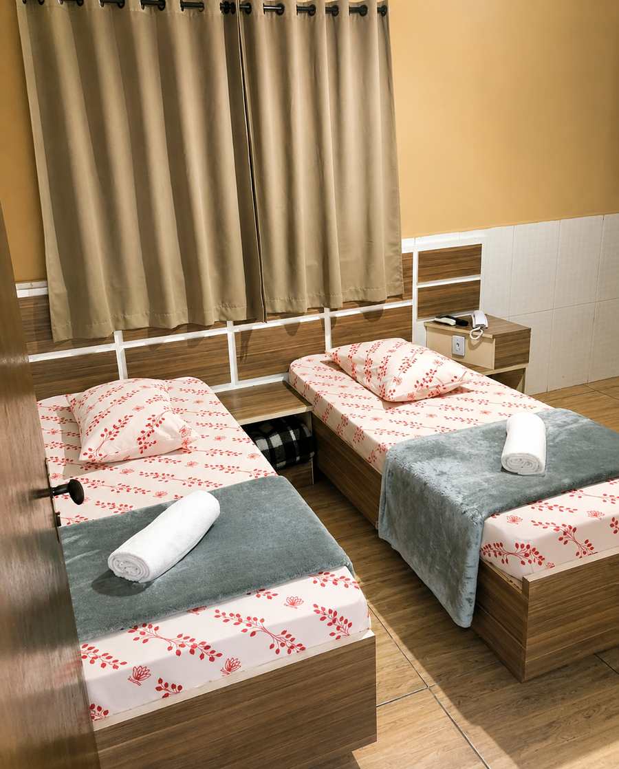 Quarto com camas de solteiro no Hotel Itaquera Inn